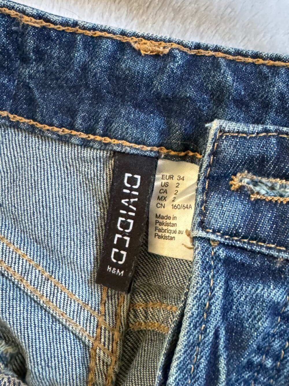 H&M High Rise Mom Jean - Picture 4 of 6